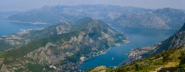 Kotor Körfezi tepelerden. Mount Lovcen için bay göster