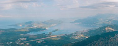 Lovcen Tivat dağ manzarası. Tivat Havaalanı. Lustica Penins