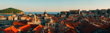 Dubrovnik'in tarihi kent, Hırvatistan. Kiremitli çatıları evlerin. Kilise TH