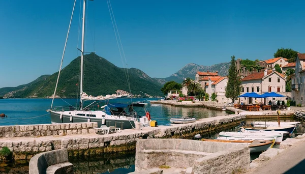 Velero en la antigua ciudad de Perast en la bahía de Kotor, Monteneg —  Fotos de Stock