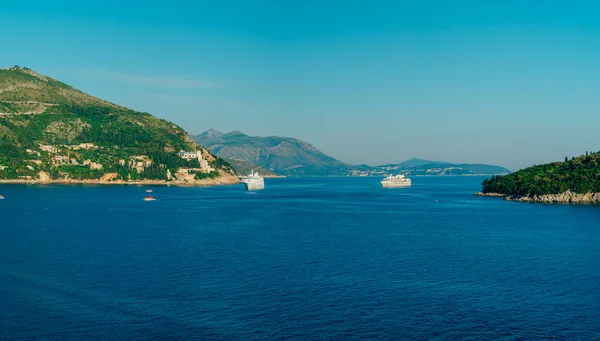 Cruceros cerca del casco antiguo de Dubrovnik — Foto de Stock