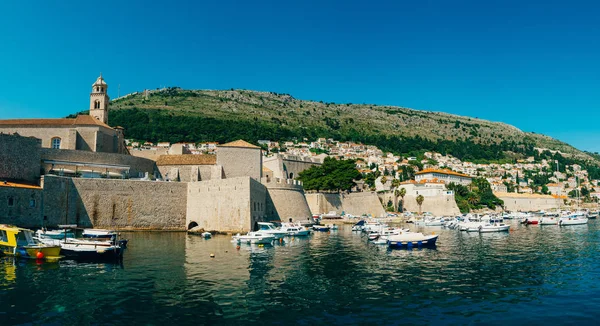 A doca de barco perto da cidade velha de Dubrovnik, Croácia. O harbo — Fotografia de Stock
