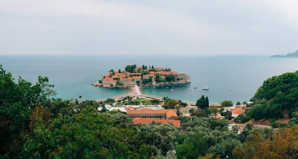 Ilha de Sveti Stefan, close-up da ilha à tarde . — Fotografia de Stock