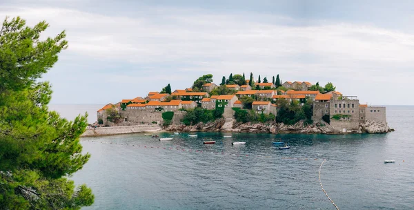 Isola di Sveti Stefan da vicino al tramonto. Montenegro, l'Adria — Foto Stock