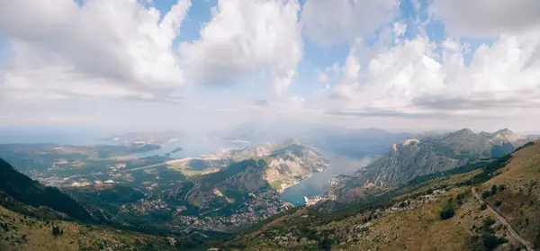 Bucht von Kotor von den Höhen. Blick vom Berg Lovcen auf die Bucht — Stockfoto