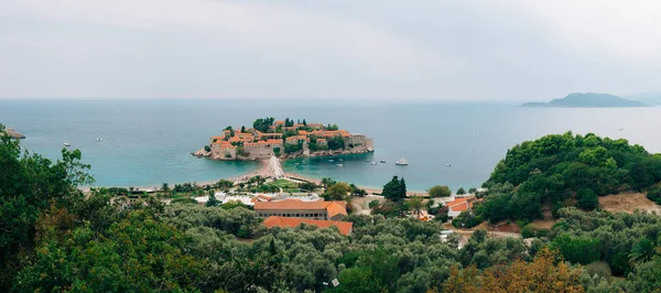 Ilha de Sveti Stefan, close-up da ilha à tarde . — Fotografia de Stock