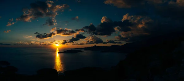 Pôr do sol sobre o mar. Pôr do sol sobre o mar Adriático. Sol para sentar-se fazer — Fotografia de Stock