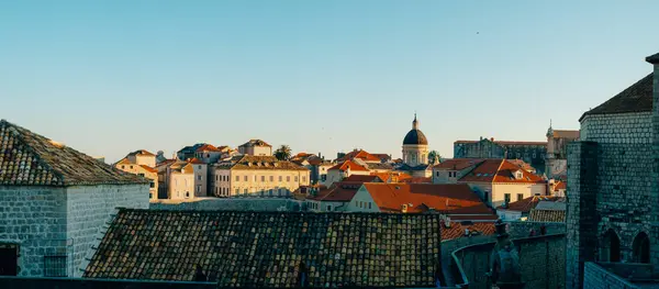 Dubrovnik Altstadt, Kroatien. Ziegeldächer von Häusern. Kirche in der — Stockfoto