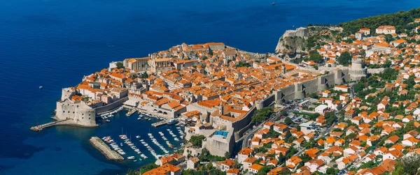 Dubrovnik Old Town, Croacia. Dentro de la ciudad, vistas de las calles a — Foto de Stock