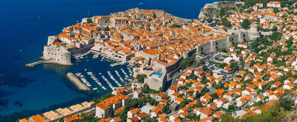 Dubrovnik Old Town, Croacia. Dentro de la ciudad, vistas de las calles a — Foto de Stock