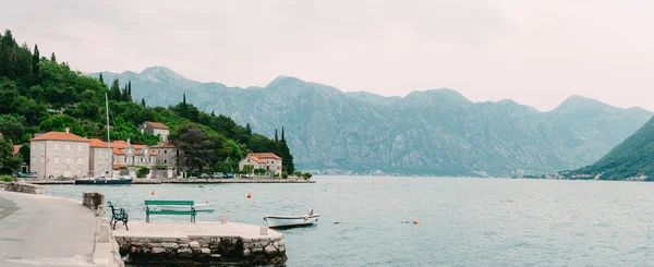 El casco antiguo de Perast en la orilla de la bahía de Kotor, Montenegro. Th —  Fotos de Stock