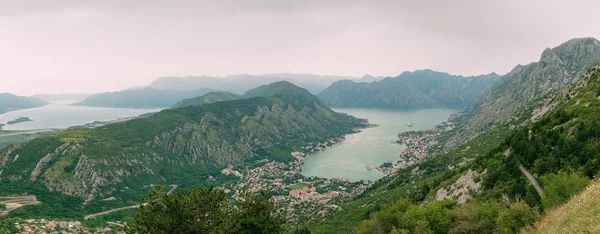 Bucht von Kotor von den Höhen. Blick vom Berg Lovcen auf die Bucht — Stockfoto