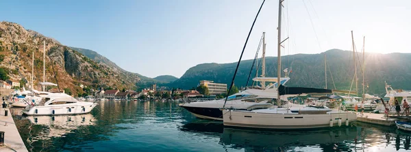 Veleiro perto da cidade velha de Kotor, Baía de Kotor — Fotografia de Stock