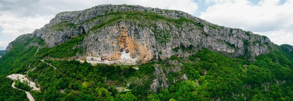 Monasterio de Ostrog en Montenegro. El monasterio único en la roca — Foto de Stock