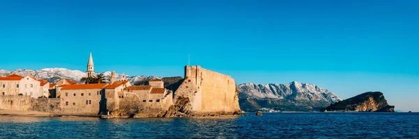 Il centro storico di Budva, montagne innevate — Foto Stock