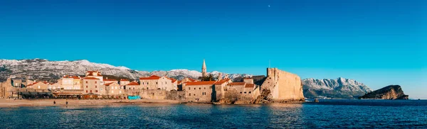 Il centro storico di Budva, montagne innevate — Foto Stock