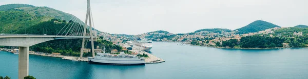 Круїзних суден біля моста в Дубровник — стокове фото