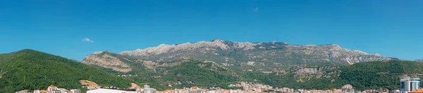 Berg Komovi in Montenegro. Mist daalt op berg als de zon onder gaat. — Stockfoto