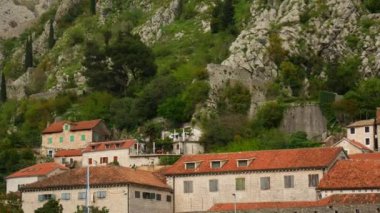 Eski kasaba Kotor, şehrin sokaklarında. Karadağ