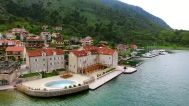 Karadağ'daki kıyı Kotor Koyu'ndaki elit oteli. Hava ateş etme