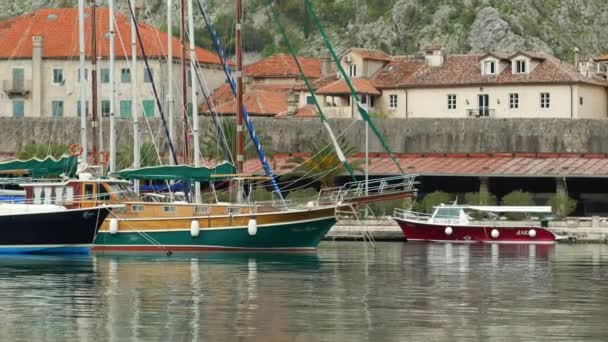 Zeilboot in de buurt van de oude stad van Kotor, de baai van Kotor, Montenegro — Stockvideo