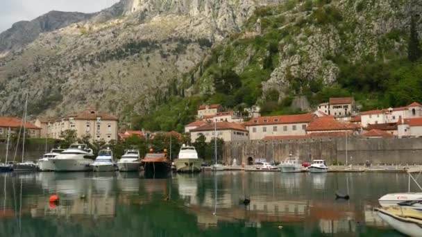 Plachetnice v blízkosti starého města Bay of Kotor, Černá Hora — Stock video