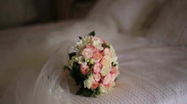 Yatağın üstünde pembe gül buketi düğün