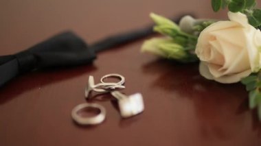 Düğün damat aksesuarları. Yay kravat, kol düğmeleri, yaka çiçeği, üzerinde bir
