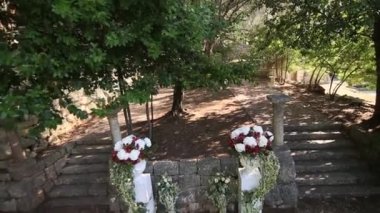 Düğün töreni ormanda ziyaret etti. Villa Milocer Mon içinde
