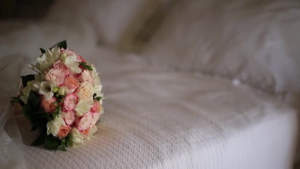 Buquê de casamento de rosas rosa na cama — Vídeo de Stock