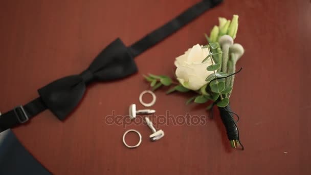 Bröllop brudgummen tillbehör. Bow tie, manschettknappar, boutonniere, på en — Stockvideo