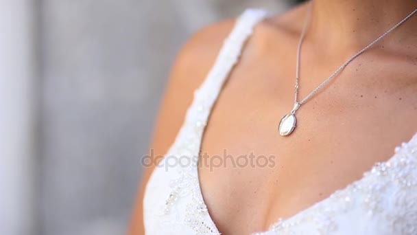 Ожерелье с бриллиантом на груди невесты — стоковое видео