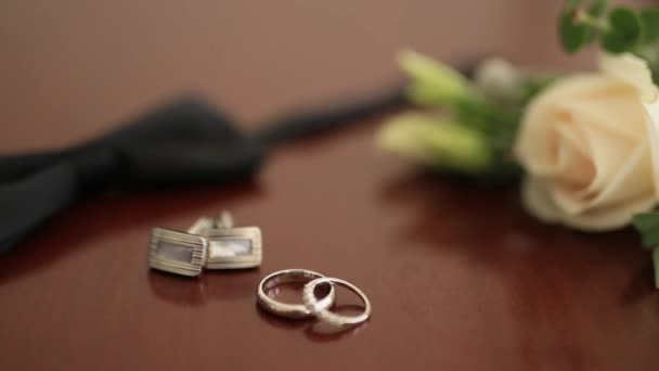 Düğün damat aksesuarları. Yay kravat, kol düğmeleri, yaka çiçeği, üzerinde bir — Stok video