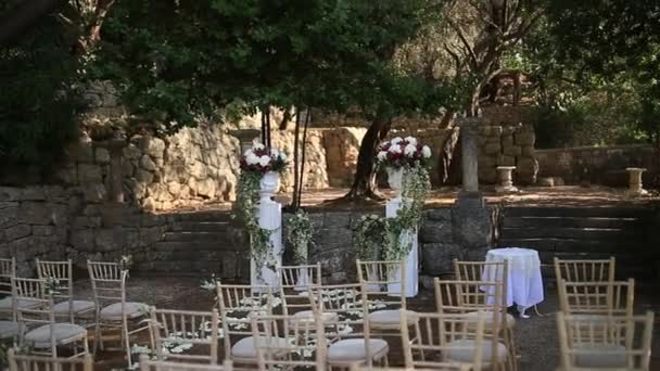 Besuch der Hochzeitszeremonie im Wald. Villa milocer in mon — Stockvideo