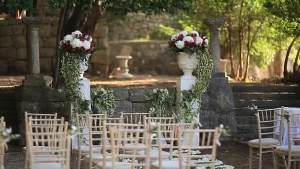 Een bezoek aan de ceremonie van het huwelijk in het bos. Villa Milocer in ma — Stockvideo