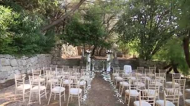 A visitar a cerimónia de casamento na floresta. Villa Milocer em Mon — Vídeo de Stock