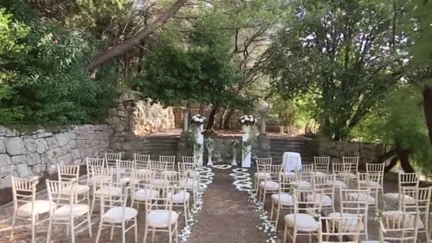 A visitar a cerimónia de casamento na floresta. Villa Milocer em Mon — Vídeo de Stock