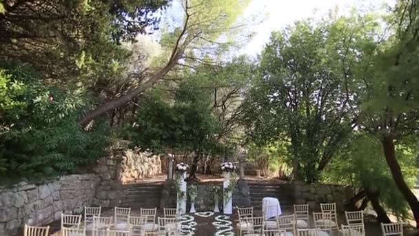 Na návštěvě u svatební obřad v lese. Villa Milocer v Mon — Stock video