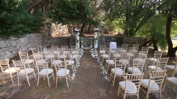 Visitando la ceremonia de boda en el bosque. Villa Milocer en Lun — Vídeo de stock