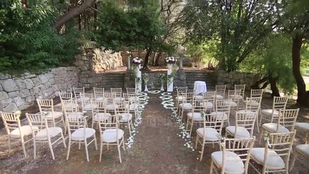 Visitando la ceremonia de boda en el bosque. Villa Milocer en Lun — Vídeos de Stock