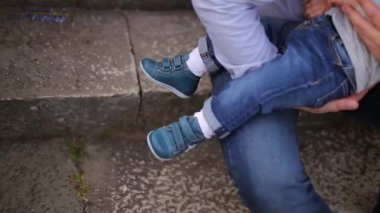 Anne çocuğun kollarında tutun. Küçük bir çocuk ile üst