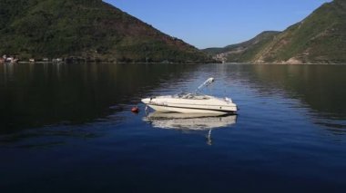 Kotor Körfezi bota. Karadağ, Adriyatik su