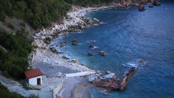 Η παραλία «Crvena Glavica» στο Μαυροβούνιο. Άγρια παραλία — Αρχείο Βίντεο