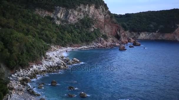 A praia "Crvena Glavica" em Montenegro. Praia selvagem — Vídeo de Stock