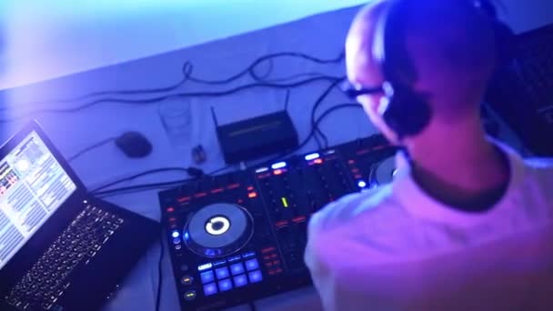 DJ toca música en el club. Equipo musical del DJ. Una fiesta. — Vídeo de stock