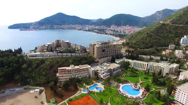 Luksusowy hotel complex Dukley w Budva, Czarnogóra. Strzelanie z — Wideo stockowe