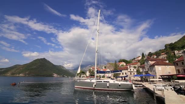 Segelboot in der antiken Stadt Perast in der Bucht von Kotor, monteneg — Stockvideo