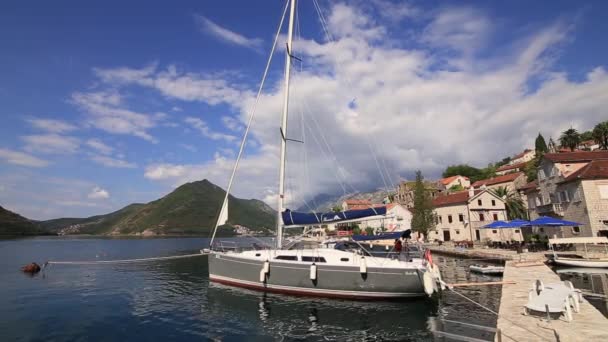 Segelbåt i den antika staden Perast i fjärden av Kotor, Monteneg — Stockvideo