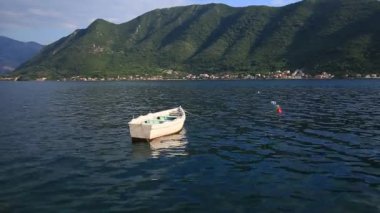 Ahşap tekneler su. Kotor Körfezi içinde Karadağ. Ma