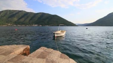 Ahşap tekneler su. Kotor Körfezi içinde Karadağ. Ma